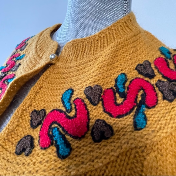 Vintage mustard embroidered flower sweater with keyhole front closure - Picture 2 of 5